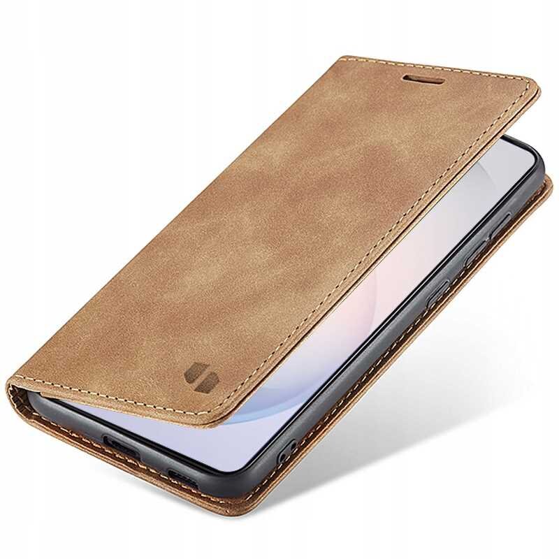 Brązowe etui z klapką na telefon, z widocznym logo producenta w dolnym rogu. Etui jest otwarte, ukazując ekran telefonu wewnątrz.