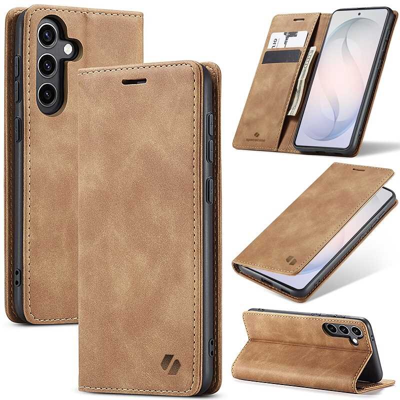 Brązowe etui z klapką do telefonu, z miejscem na karty i banknoty, widoczne w różnych ujęciach. Na etui znajduje się logo w formie stylizowanej litery \'S\'.