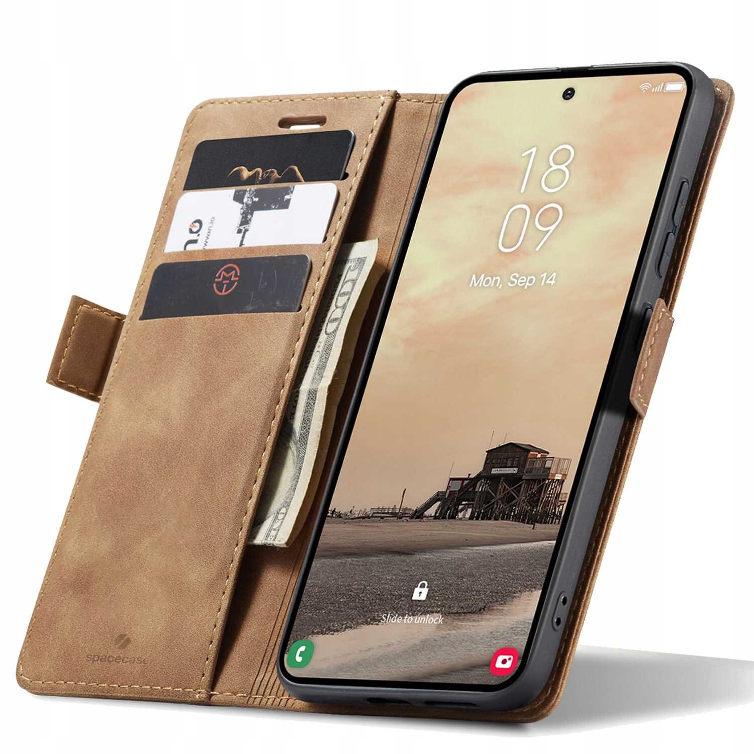 Brązowe etui z klapką na telefon, z miejscem na karty i banknoty, z widocznym logo \'spacecase\'. Telefon w etui pokazuje ekran z datą \'Mon, Sep 14\' i godziną \'18:09\'.