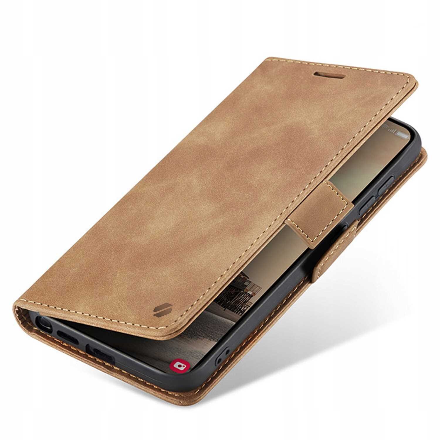 Brązowe etui z klapką na telefon, wykonane z materiału imitującego skórę, z widocznym logo producenta. Etui jest częściowo otwarte, ukazując ekran telefonu wewnątrz.