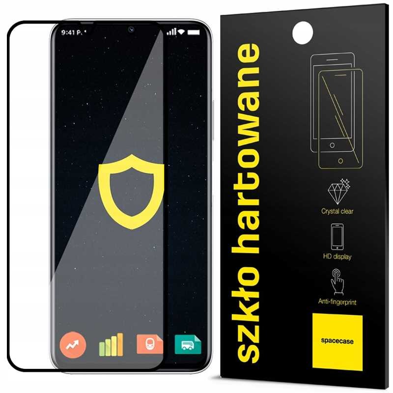 Obraz przedstawia szkło hartowane na ekranie telefonu z żółtą ikoną tarczy. Obok znajduje się czarne opakowanie z napisem \'szkło hartowane\' oraz logo \'spacecase\'.