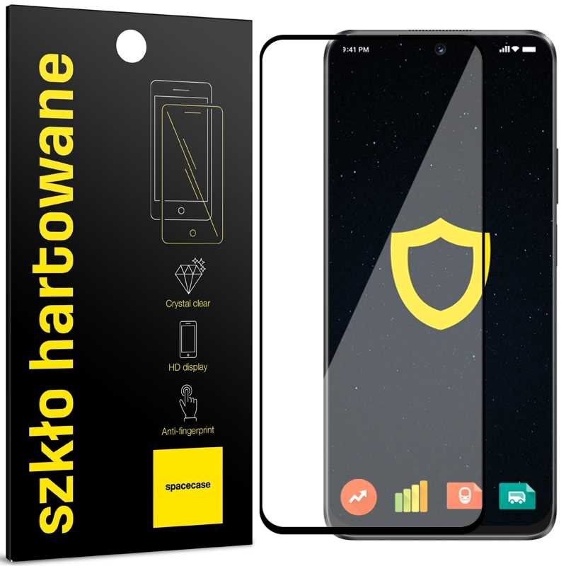 Opakowanie szkła hartowanego SPACECASE z napisem \'szkło hartowane\' oraz grafiką telefonu. Obok widoczny jest telefon z nałożonym szkłem, na ekranie którego znajduje się żółta ikona tarczy.