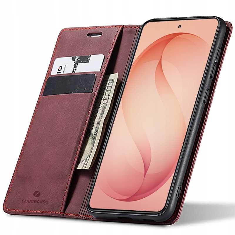 Czerwone etui z klapką na telefon, z miejscem na karty i banknoty. Widoczne logo \'spacecase\' w dolnym rogu.