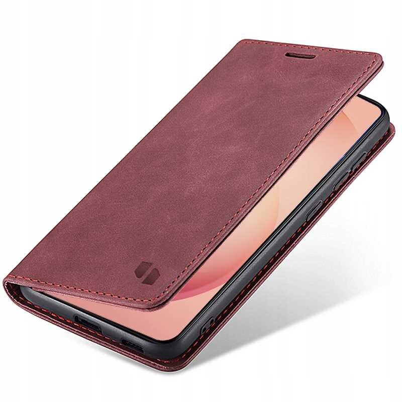Czerwone etui z klapką na smartfon, wykonane z materiału przypominającego skórę, z widocznym logo producenta. Etui jest częściowo otwarte, ukazując ekran telefonu wewnątrz.