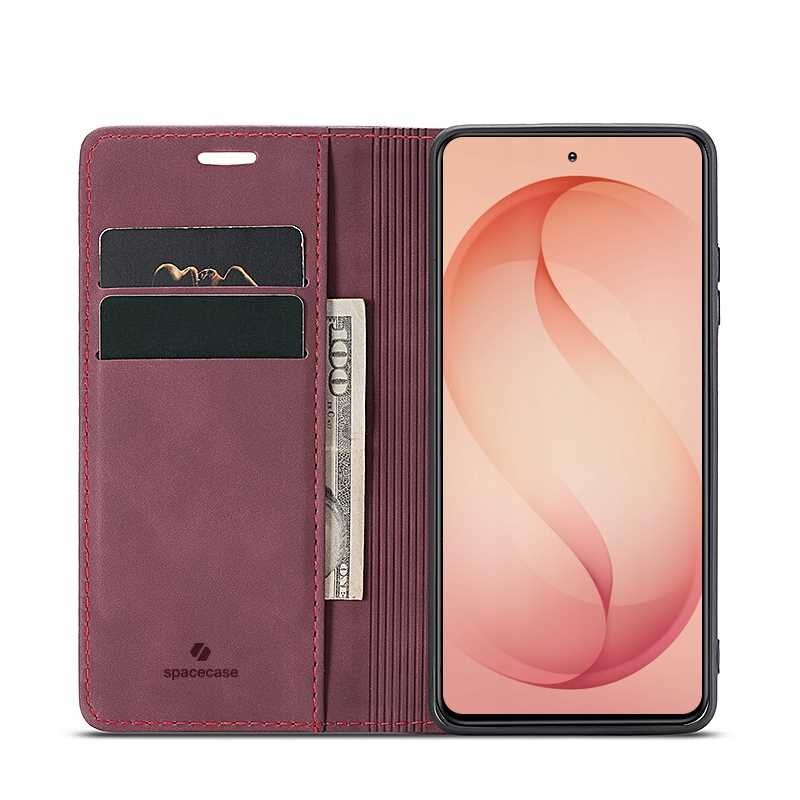 Etui z klapką w kolorze czerwonym z miejscem na karty i banknoty, obok znajduje się smartfon z wyświetlaczem. Na etui widoczne jest logo \'spacecase\'.