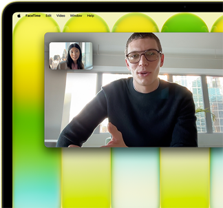 Na ekranie laptopa widać dwóch ludzi podczas wideorozmowy. W tle widoczny jest kolorowy, abstrakcyjny wzór oraz pasek menu z opcjami FaceTime, Edit, Video, Window, Help.