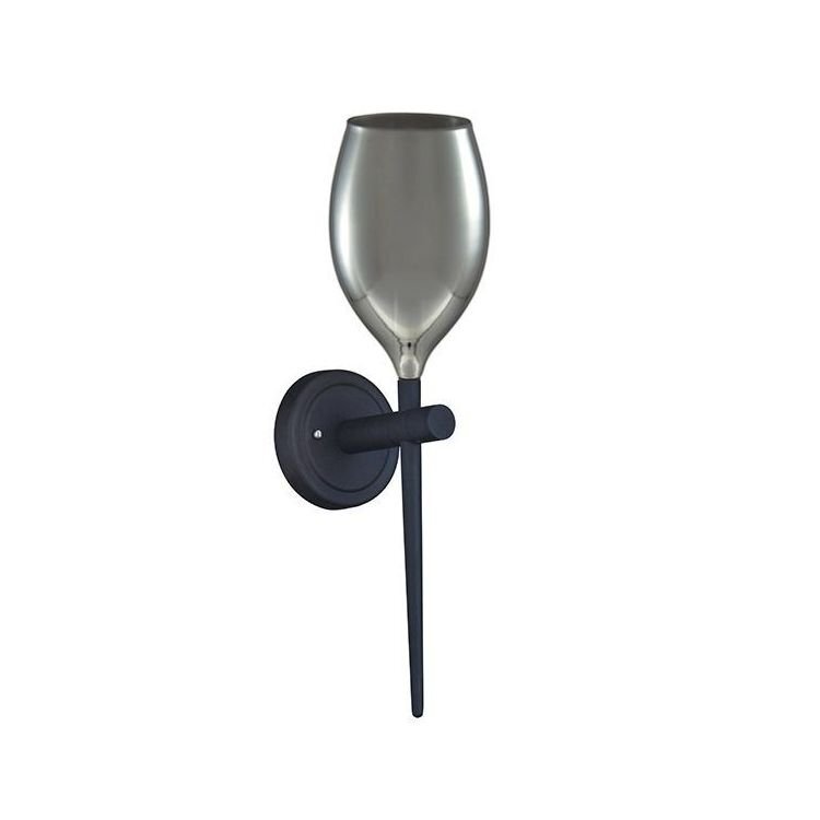 Na obrazie widoczny jest kinkiet ścienny o nowoczesnym designie, przypominający kieliszek na długiej nóżce. Korpus lampy jest metaliczny, a uchwyt montażowy czarny.