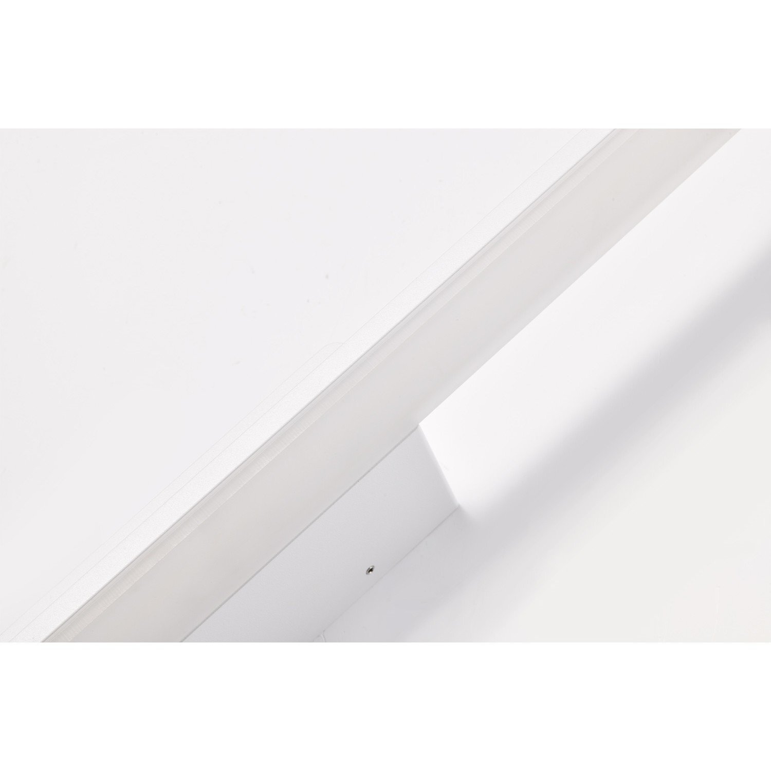 Obraz przedstawia biały kinkiet LED o prostokątnym kształcie, zamontowany na ścianie. Widoczna jest jego gładka powierzchnia i minimalistyczny design.