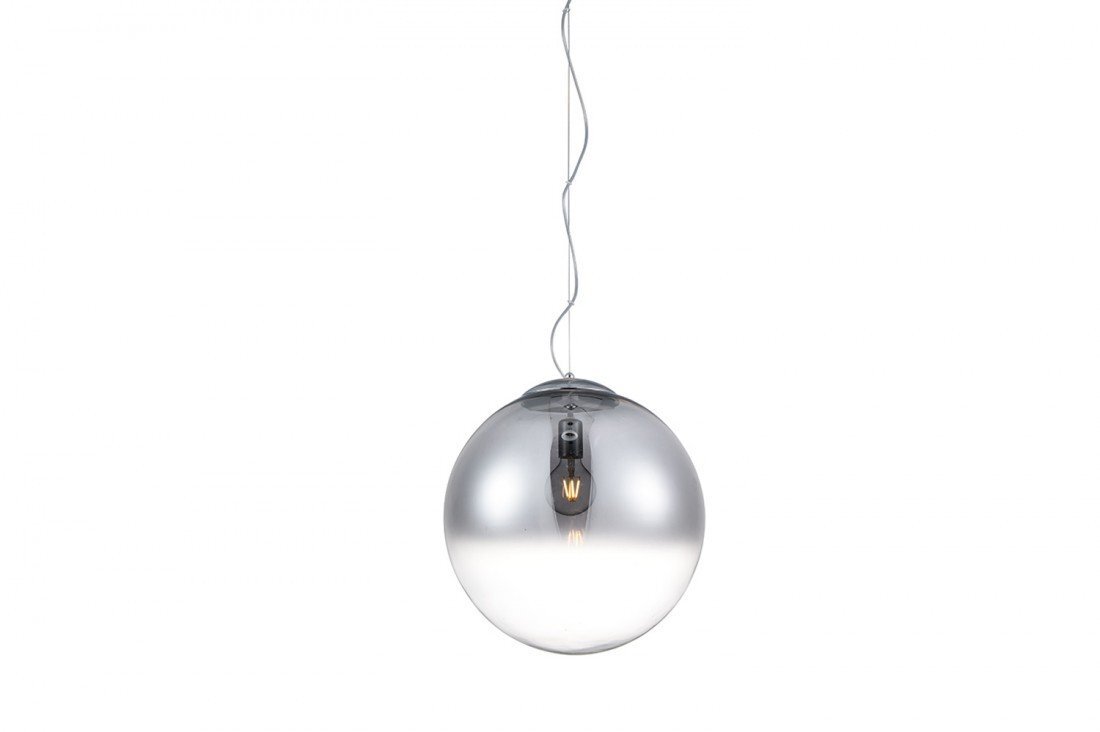 Na obrazie widoczna jest lampa wisząca o kulistym kształcie, wykonana z przezroczystego materiału z metalicznym wykończeniem. Wewnątrz znajduje się żarówka, a lampa jest zawieszona na cienkim przewodzie.