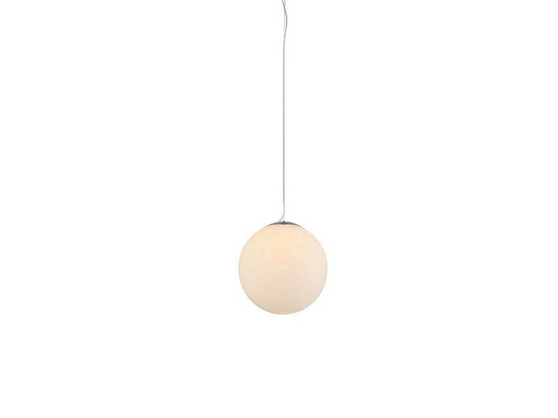 Na obrazie widoczna jest biała, kulista lampa wisząca zawieszona na cienkim przewodzie. Tło jest jednolite i jasne.