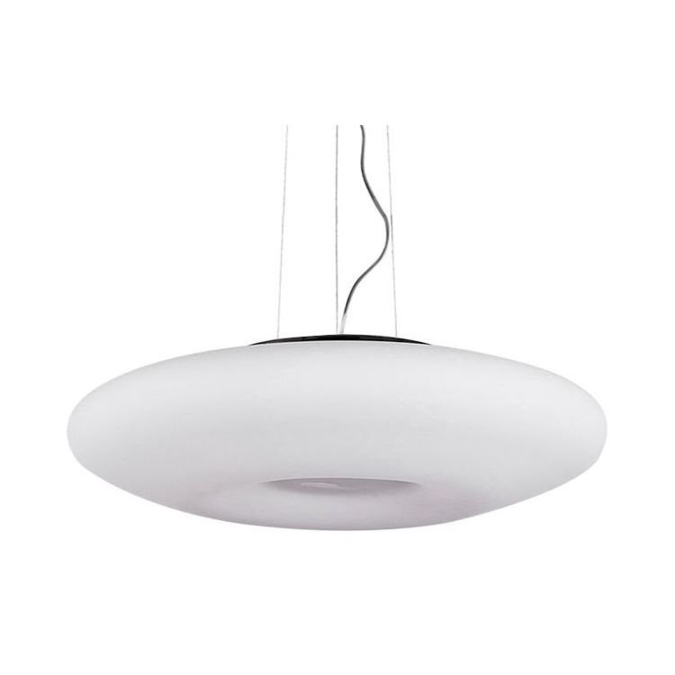 Na obrazie widoczna jest biała, okrągła lampa wisząca o nowoczesnym designie, zawieszona na cienkich przewodach. Lampa ma gładką powierzchnię i prostą formę.