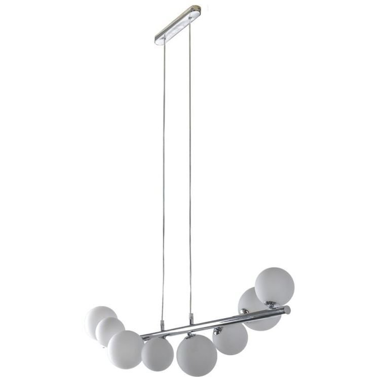 Lampa wisząca z siedmioma kulistymi kloszami zamontowanymi na metalowym pręcie, zawieszona na dwóch cienkich kablach. Klosze są białe, a konstrukcja metalowa ma chromowane wykończenie.
