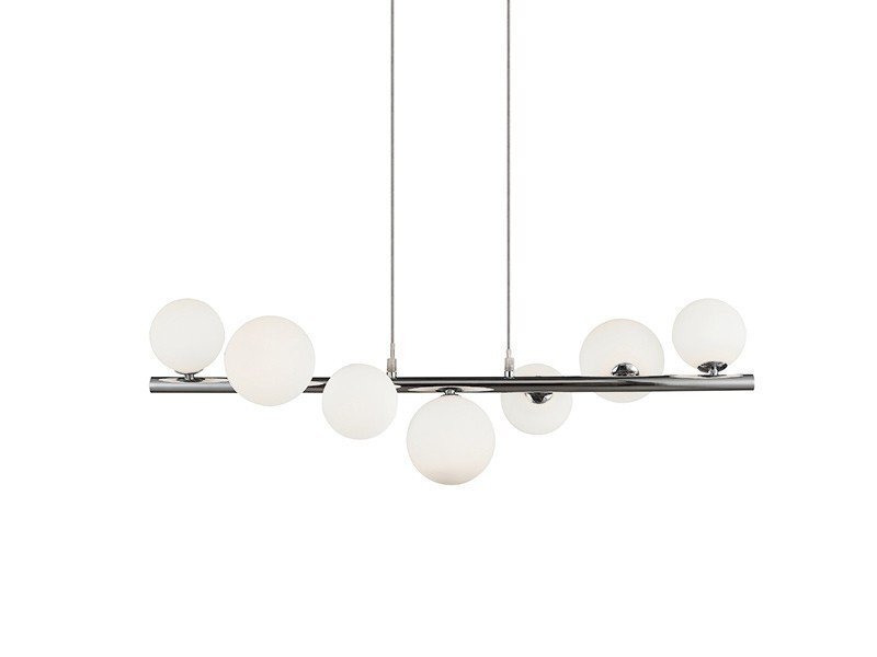 Lampa wisząca z siedmioma kulistymi kloszami w kolorze białym, zamontowanymi na metalowym pręcie. Lampa jest zawieszona na dwóch cienkich przewodach.