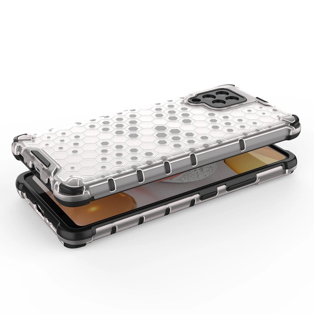 Na obrazie widoczny jest telefon w przezroczystym etui z wzorem plastra miodu i żelową ramką. Etui ma wzmocnione narożniki i wycięcia na przyciski oraz aparat.