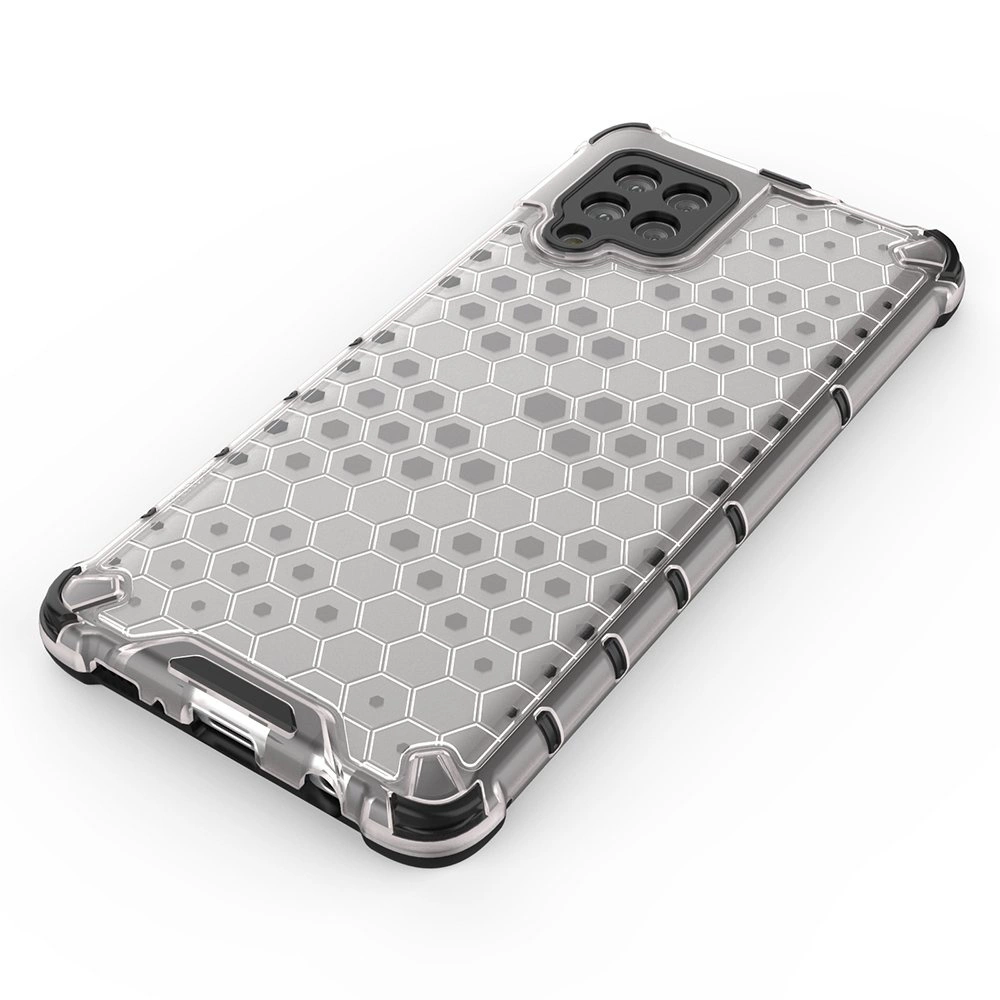 Etui na telefon z wzorem plastra miodu, wykonane z przezroczystego materiału z żelową ramką. Widoczne są wycięcia na aparat i porty.