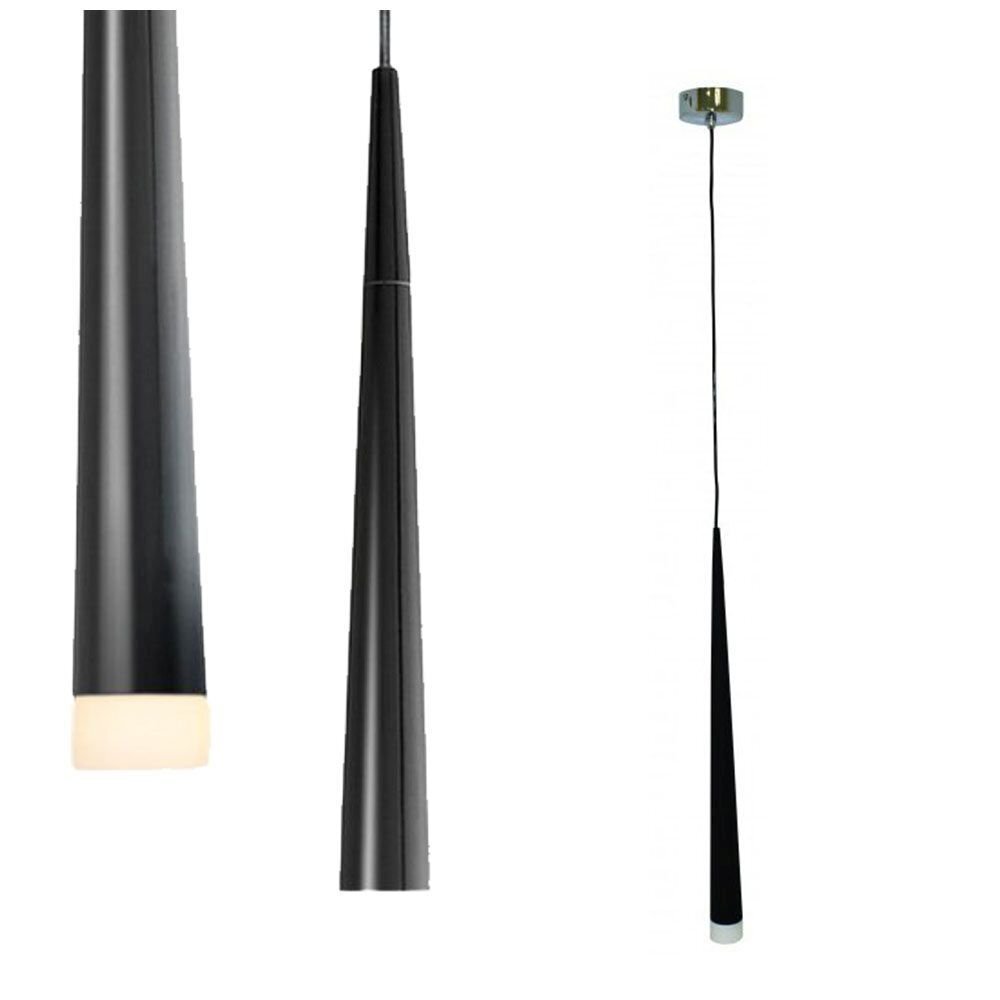 Na obrazie widoczna jest czarna, stożkowa lampa wisząca z białym zakończeniem, zawieszona na cienkim kablu. Lampa ma minimalistyczny design i metalowe wykończenie.
