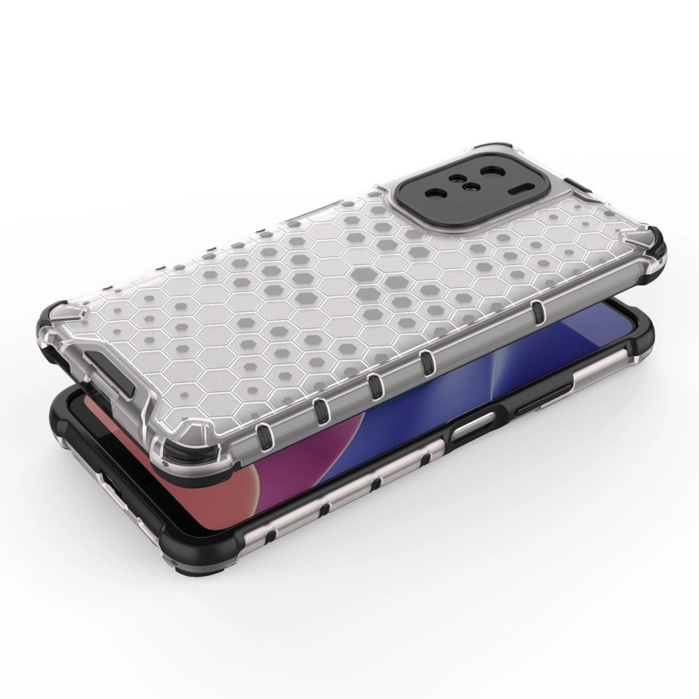 Obraz przedstawia przezroczyste etui na telefon z wzorem plastra miodu i czarnymi wzmocnieniami na rogach. Etui jest nałożone na telefon z widocznym ekranem w odcieniach niebieskiego i fioletowego.