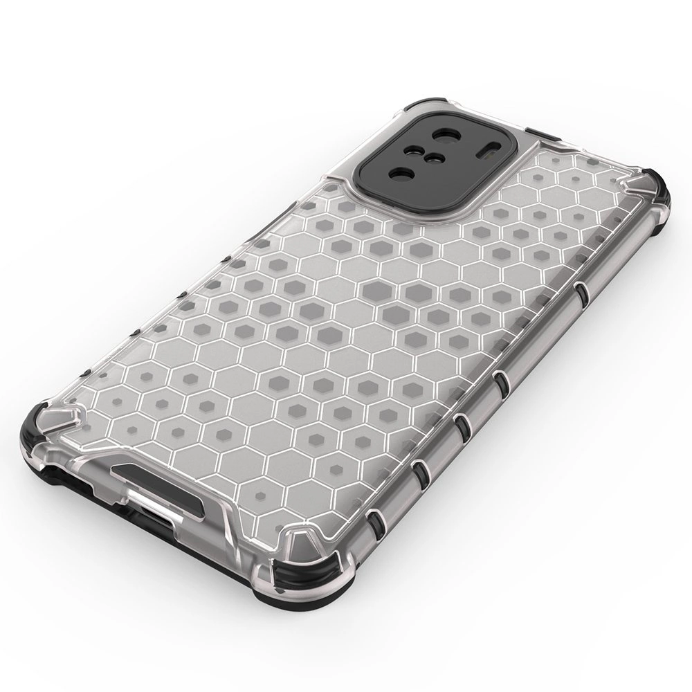 Etui na telefon z przezroczystą powierzchnią ozdobioną wzorem plastra miodu i wzmocnionymi narożnikami. W górnej części znajduje się wycięcie na aparat z trzema otworami.