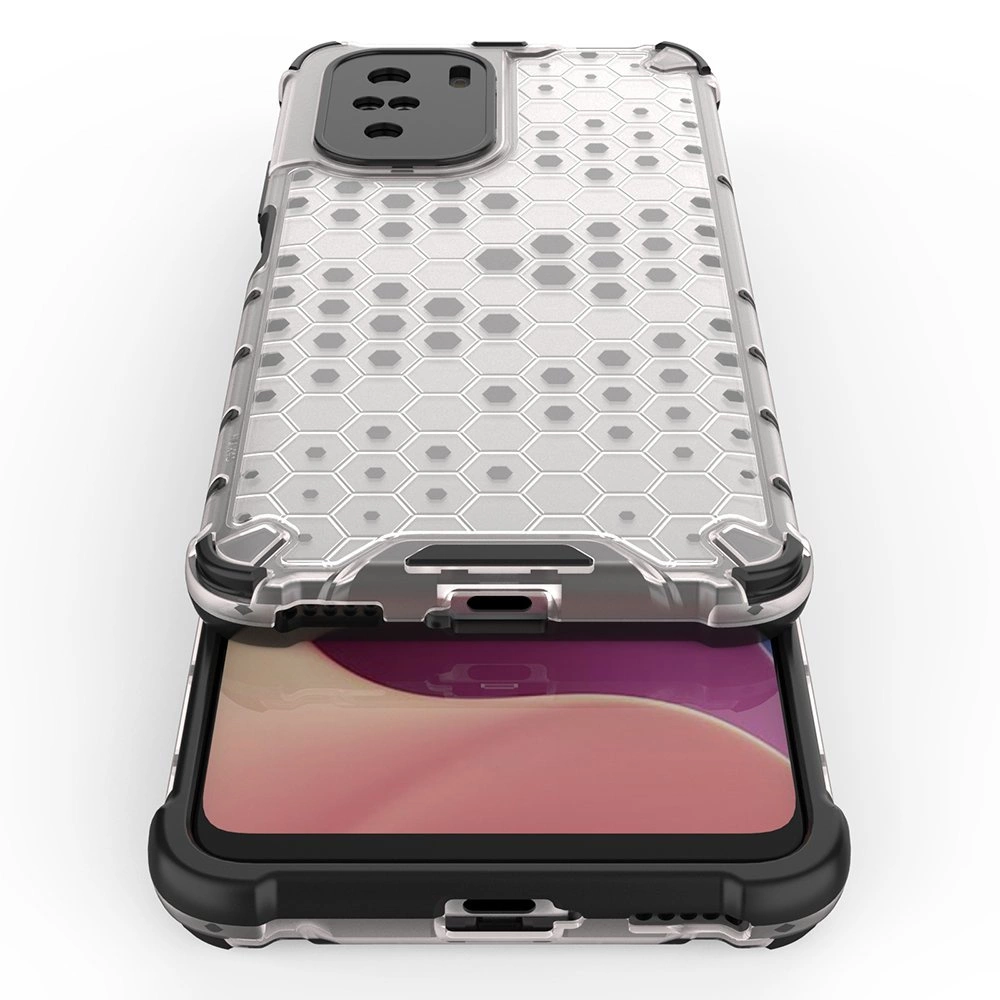 Obraz przedstawia przezroczyste etui na telefon z wzorem plastra miodu i czarną ramką ochronną. Etui jest założone na telefon z widocznym ekranem w odcieniach różu i beżu.