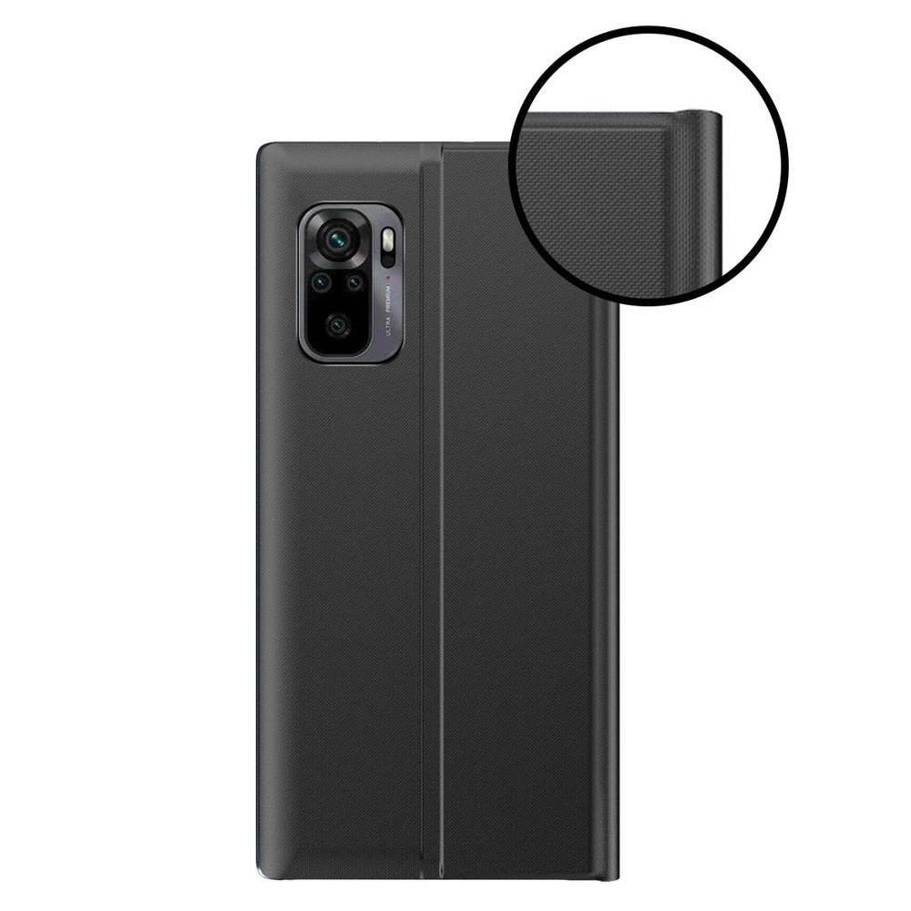 Czarny pokrowiec na telefon z klapką, z widocznym wycięciem na aparat. W powiększeniu pokazano teksturę materiału na krawędzi pokrowca.