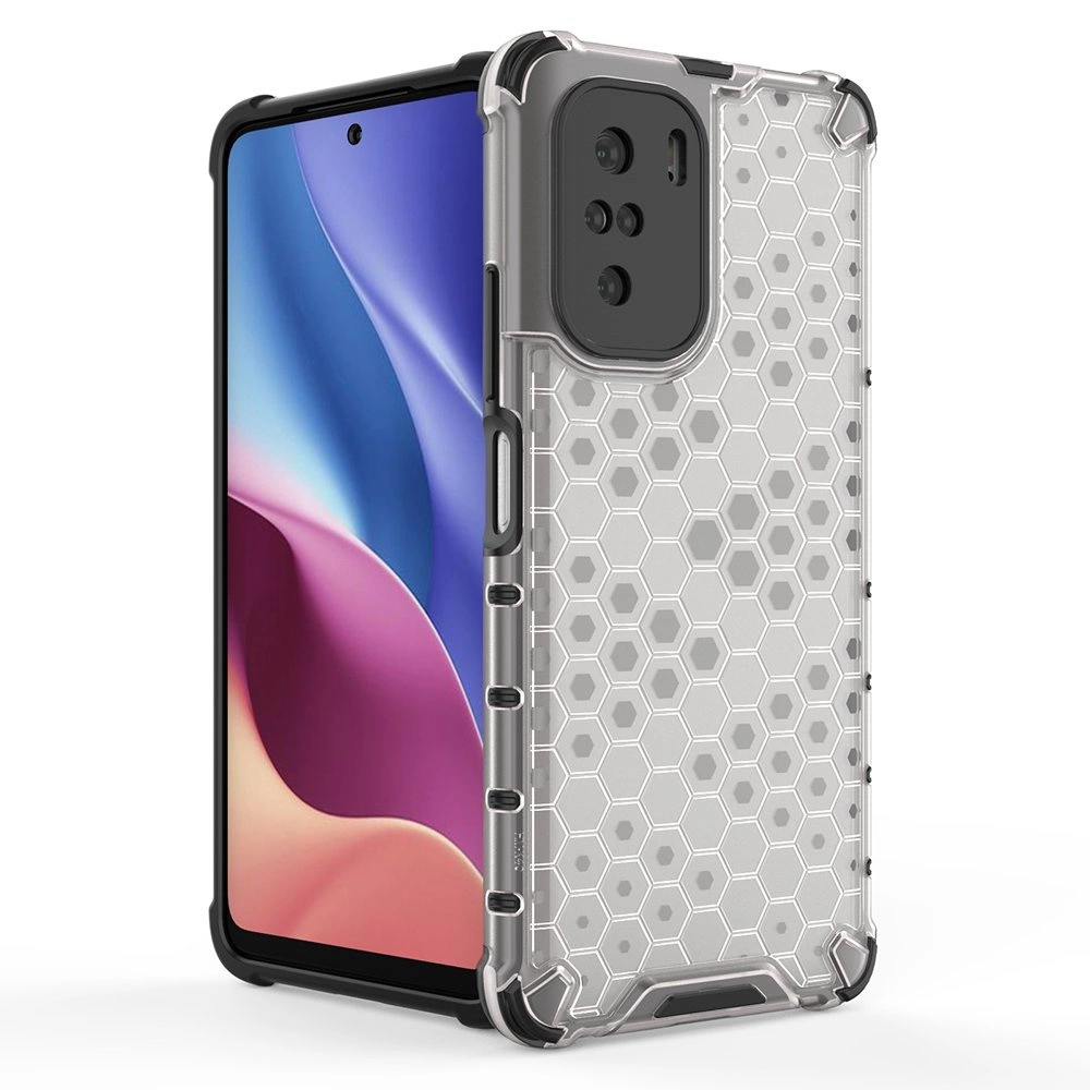 Obraz przedstawia telefon w przezroczystym etui z wzorem plastra miodu. Etui ma żelową ramkę i wycięcia na przyciski oraz aparat.