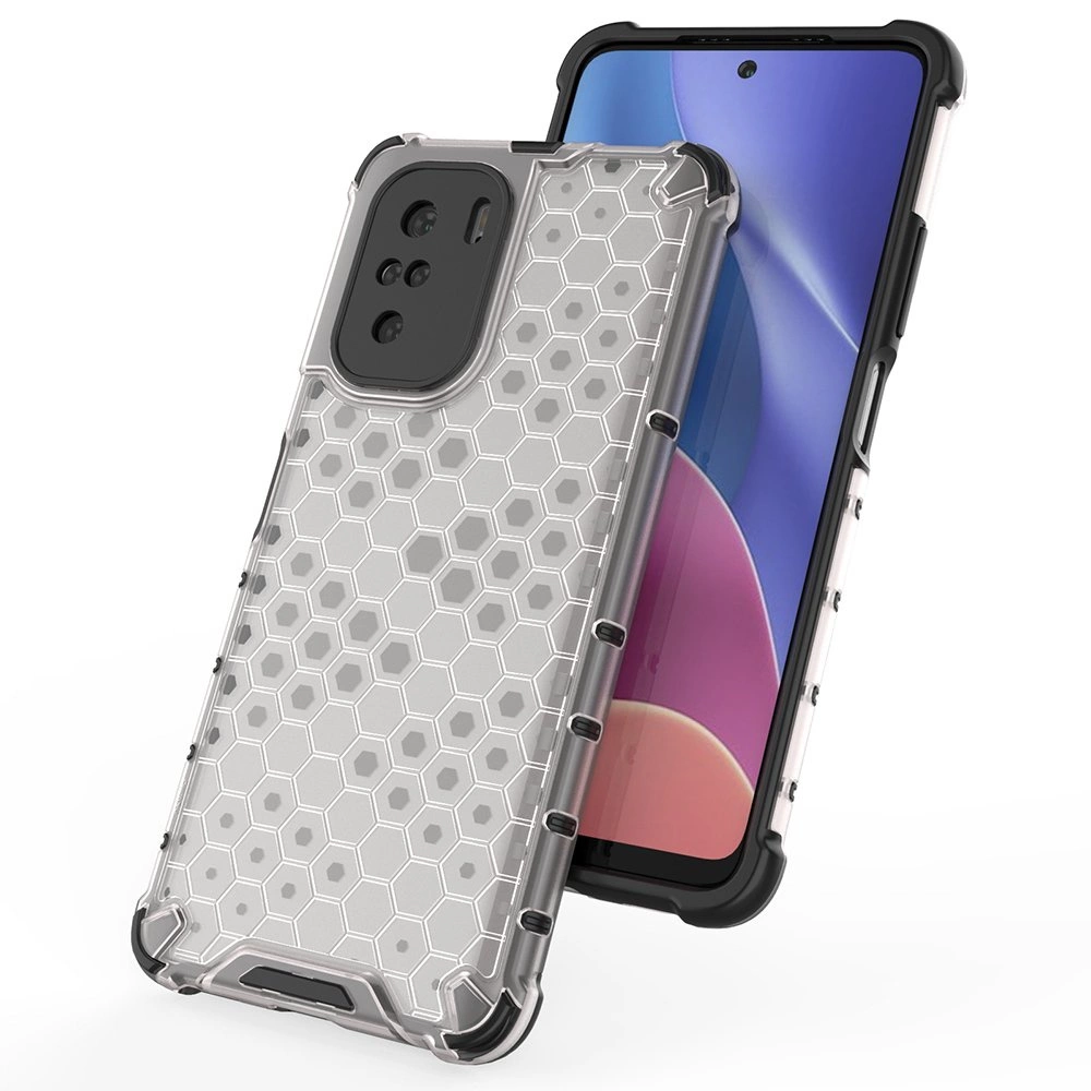 Obraz przedstawia przezroczyste etui na telefon z wzorem plastra miodu i czarnymi wzmocnieniami na rogach. W tle widoczny jest telefon z kolorowym ekranem.