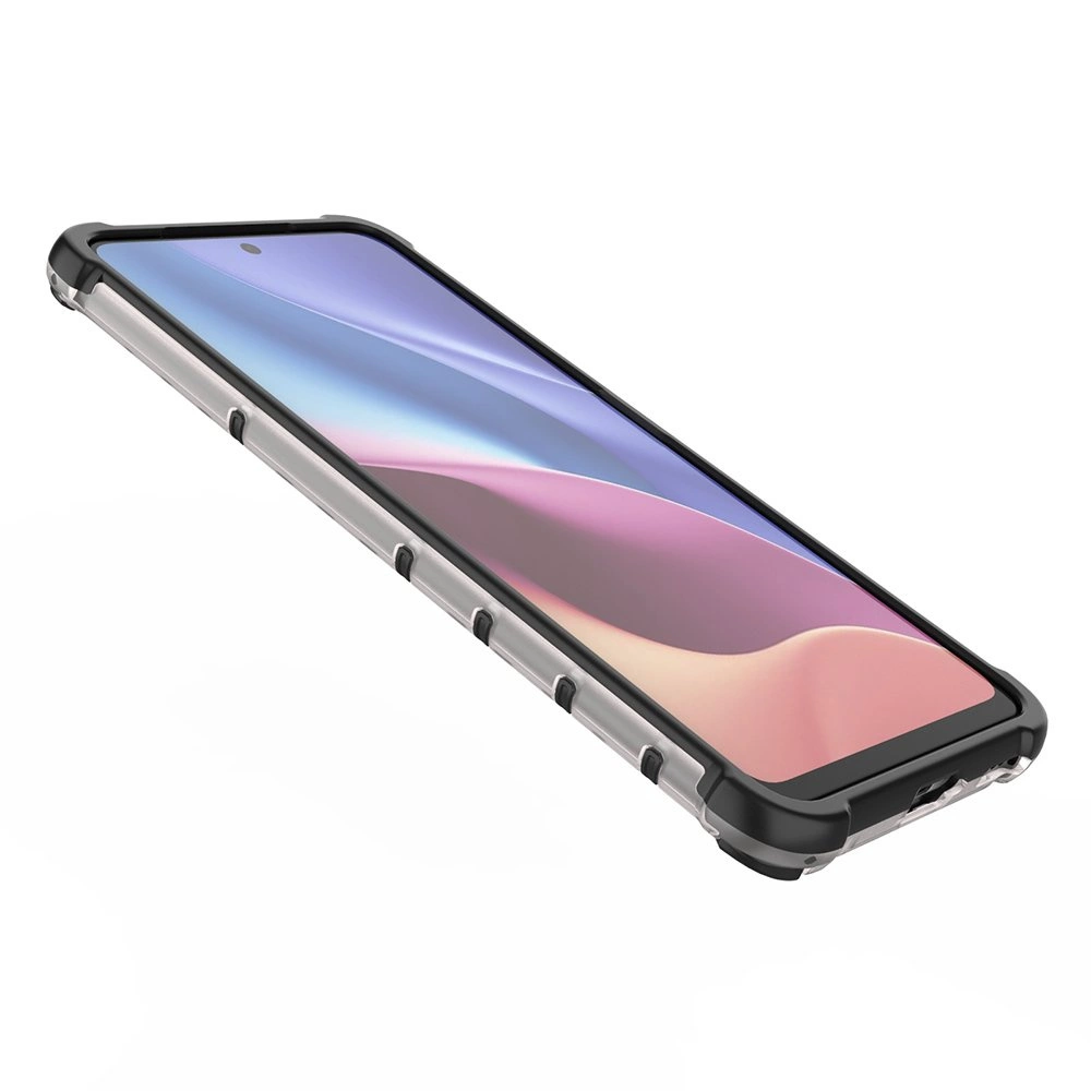 Obraz przedstawia smartfon w przezroczystym etui z czarnymi wzmocnieniami na rogach i bokach. Ekran telefonu wyświetla gradientowe tło w odcieniach niebieskiego i różowego.