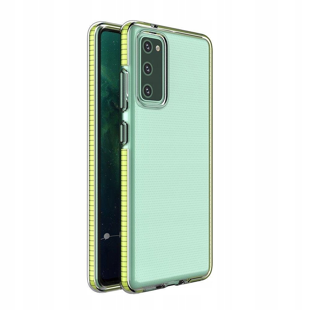 Obraz przedstawia przezroczyste etui na telefon z żółtą ramką, dopasowane do modelu z trzema aparatami. Etui ma teksturowaną powierzchnię i wycięcia na przyciski oraz porty.