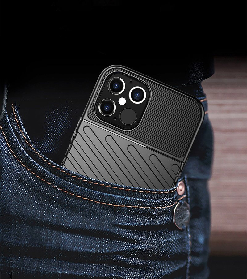 Czarne etui na telefon z widocznymi wycięciami na aparat, umieszczone w kieszeni jeansów.