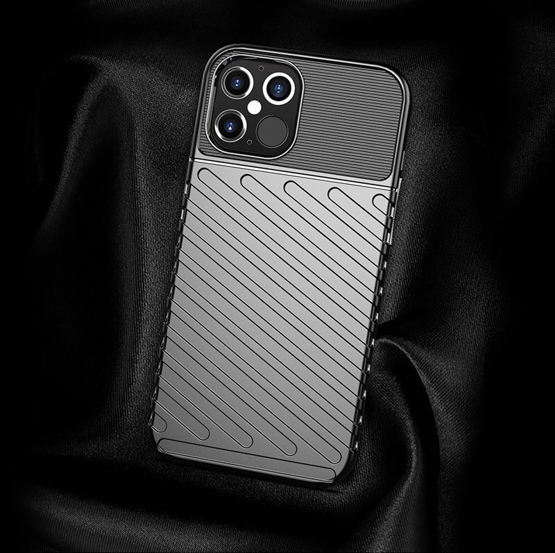 Obraz przedstawia elastyczne pancerne etui na telefon z wyraźnym wzorem linii, leżące na czarnym, połyskującym materiale. Etui ma wycięcia na aparat i inne elementy telefonu.