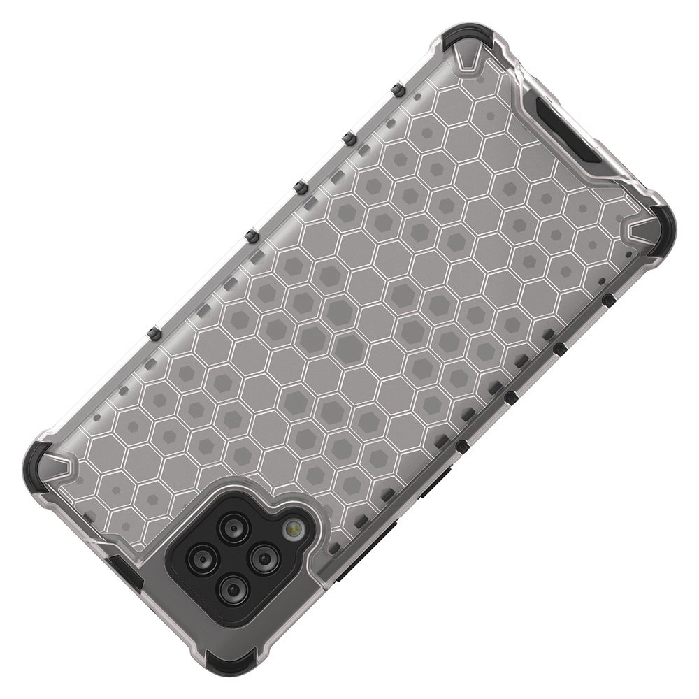 Etui na telefon z wzorem plastra miodu, wykonane z przezroczystego materiału z czarnymi wzmocnieniami na rogach. Widoczny jest wycięty otwór na aparat z czterema obiektywami.