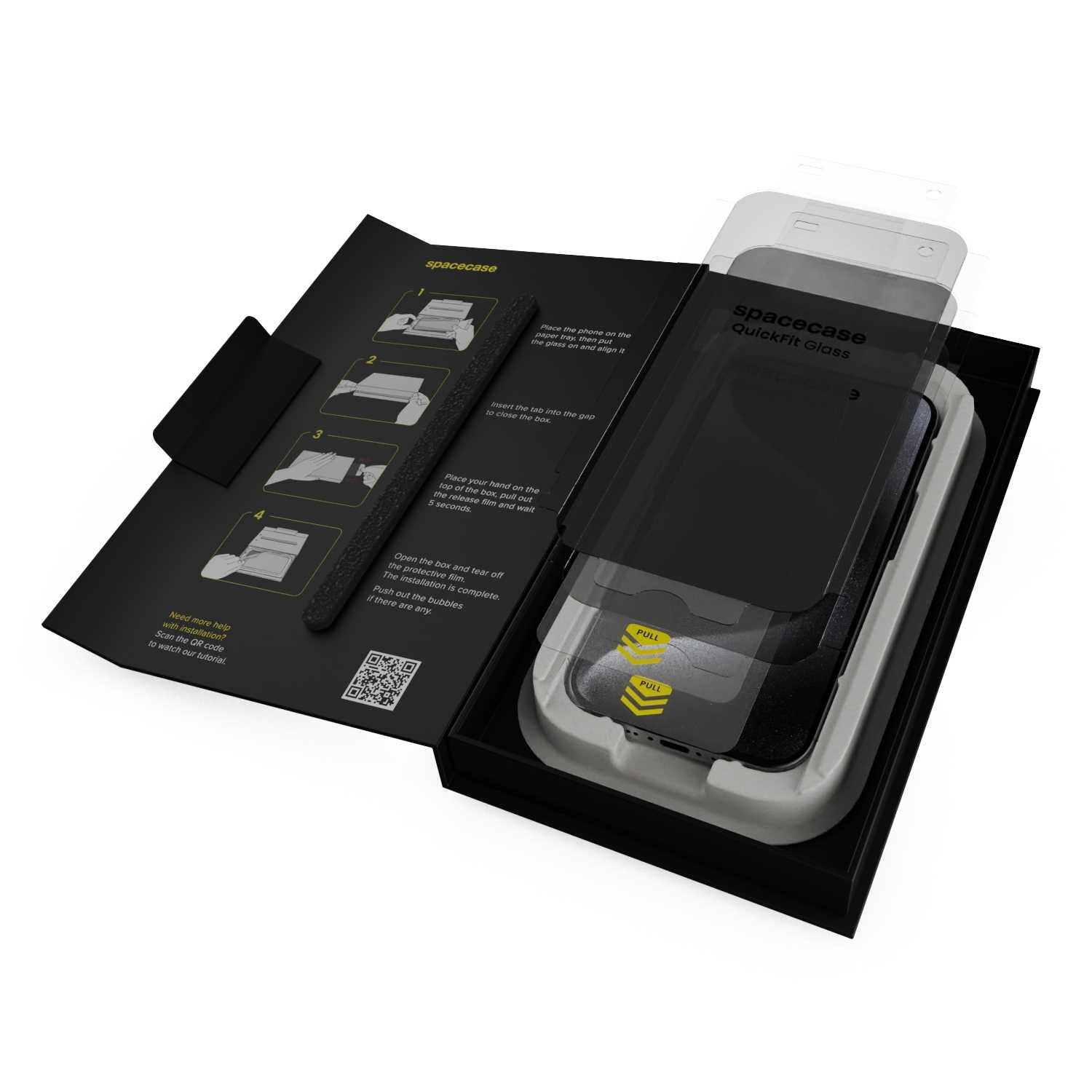 Otwarta czarna pudełko z produktem, w którym znajduje się szkło ochronne na telefon oraz instrukcja montażu. Na opakowaniu widoczny jest napis \'spacecase QuickFit Glass\' oraz żółte strzałki z napisem \'PULL\'.
