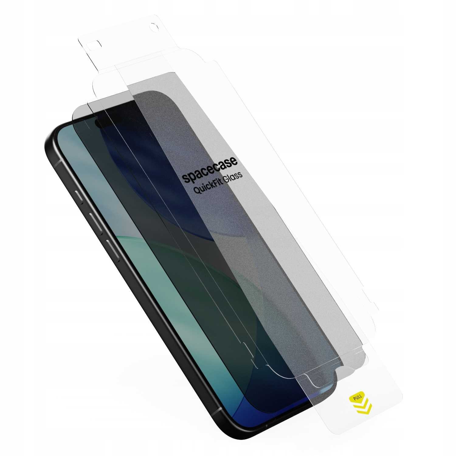 Na obrazie widoczne jest szkło ochronne na telefon z napisem \'spacecase QuickFit Glass\'. W dolnej części szkła znajduje się żółty symbol z napisem \'PULL\'.