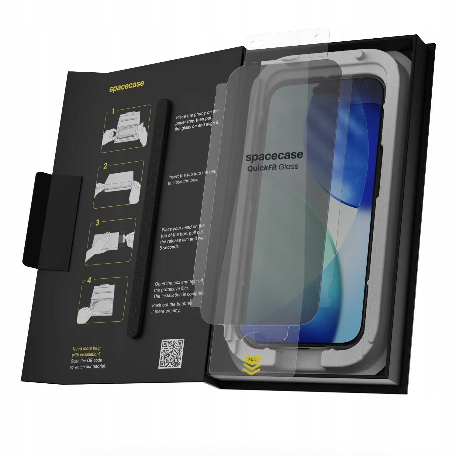 Opakowanie produktu \'spacecase QuickFit Glass\' z instrukcją montażu i widocznym szkłem ochronnym na telefon. Na opakowaniu znajduje się kod QR oraz napis \'PULL\'.