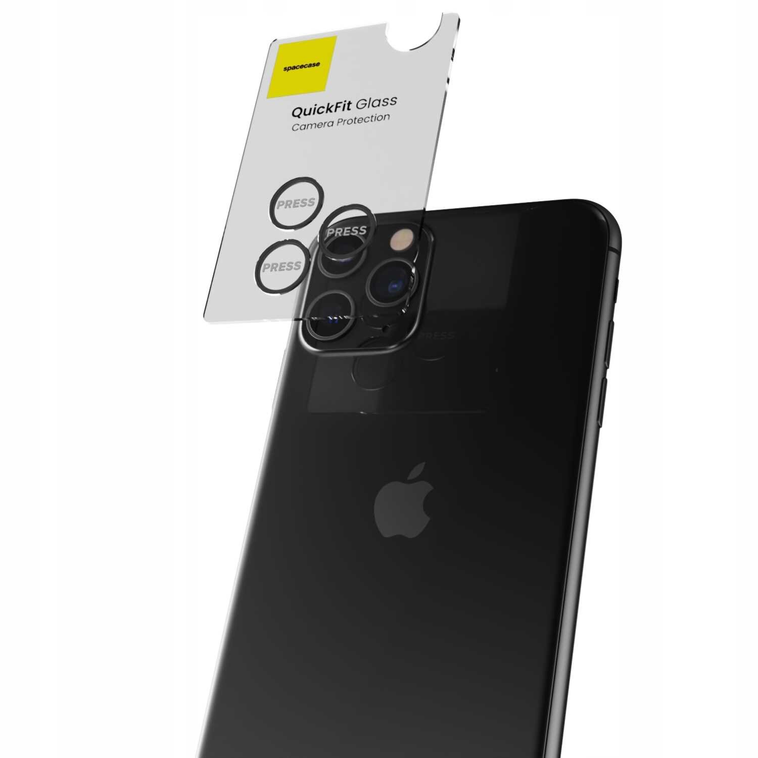 Na obrazie widoczny jest czarny telefon z logo jabłka, a nad nim unosi się przezroczysta osłona na aparat z napisem \'spacecase QuickFit Glass Camera Protection\'.