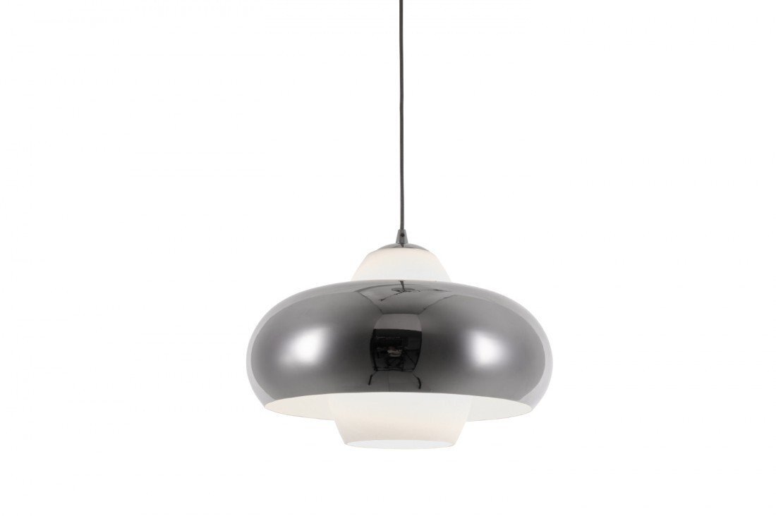 Nowoczesna lampa wisząca z metalicznym, błyszczącym kloszem w kształcie kopuły. Lampa zawieszona jest na cienkim, czarnym przewodzie.