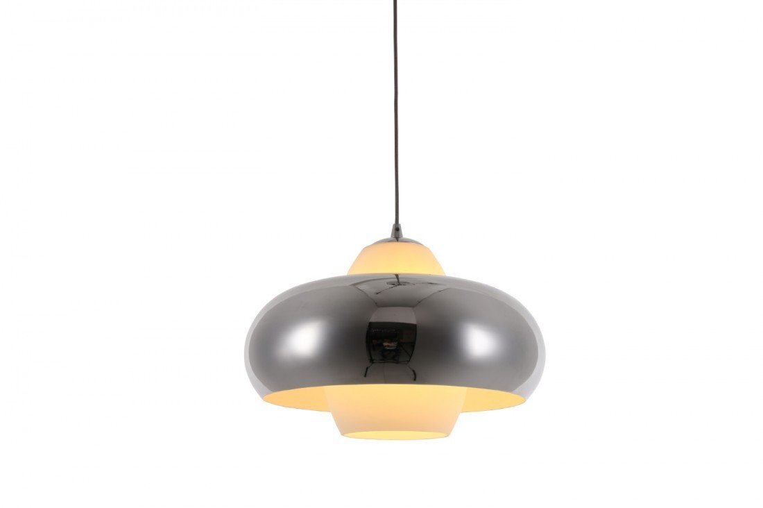 Nowoczesna lampa wisząca z metalicznym, błyszczącym kloszem w kształcie kopuły, z jasnym wnętrzem emitującym ciepłe światło. Lampa zawieszona jest na cienkim przewodzie.