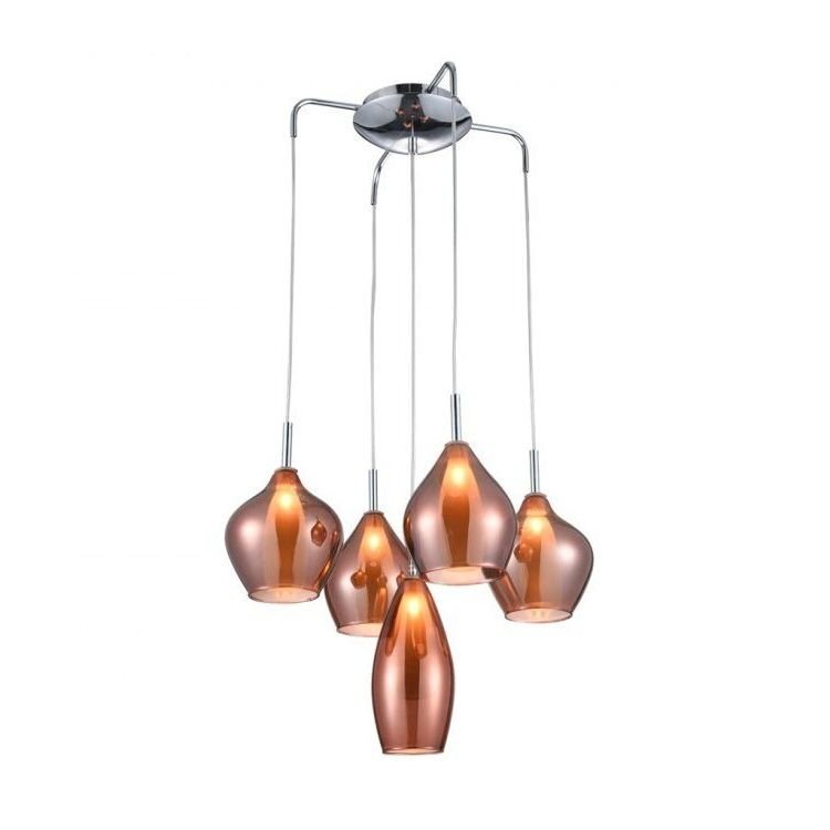 Lampa wisząca z pięcioma szklanymi kloszami w kolorze bursztynowym, zawieszona na metalowej podstawie. Klosze mają różne kształty i emitują ciepłe światło.