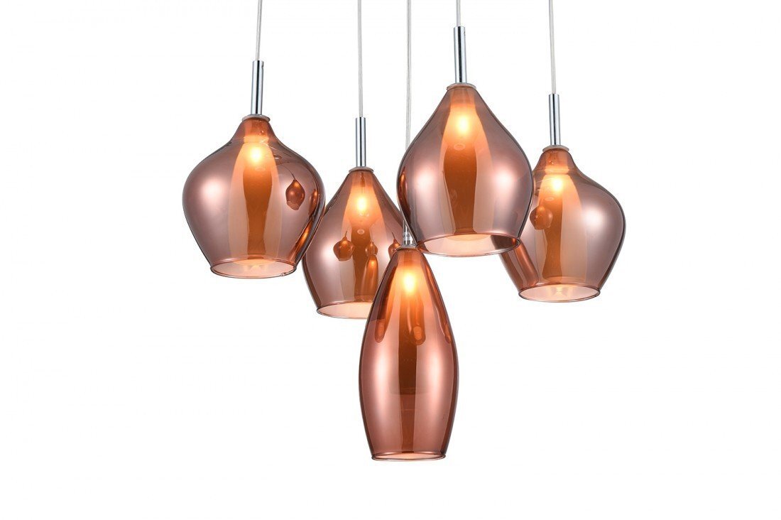 Na obrazie widoczna jest lampa wisząca z pięcioma szklanymi kloszami w kolorze bursztynowym, zawieszonymi na metalowych przewodach. Klosze mają różne kształty, a wewnątrz nich znajdują się źródła światła.