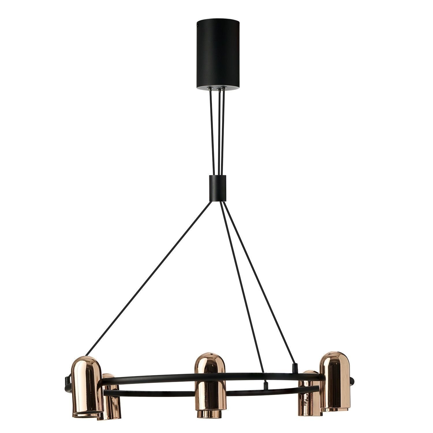 Nowoczesna lampa wisząca z czarnym cylindrycznym elementem mocującym i metalowym pierścieniem z reflektorkami w kolorze miedzianym. Lampa zawieszona jest na czterech cienkich przewodach.