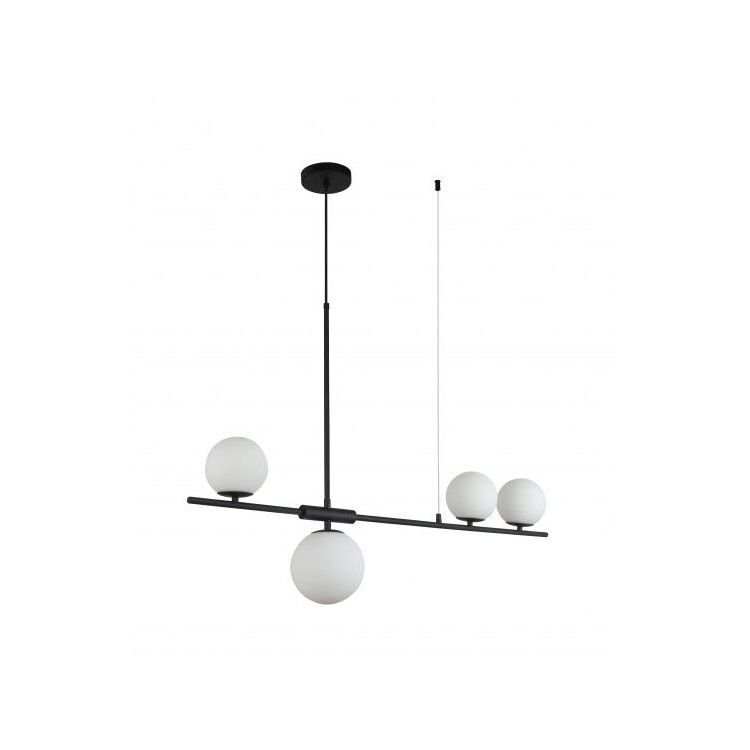 Lampa wisząca z czterema kulistymi kloszami w kolorze białym, zamontowana na czarnej, poziomej belce. Konstrukcja zawieszona jest na dwóch cienkich przewodach.