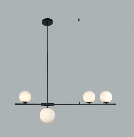 Lampa wisząca z czterema kulistymi kloszami w kolorze białym, zamontowana na czarnej, metalowej konstrukcji. Lampa jest zawieszona na suficie za pomocą dwóch przewodów.