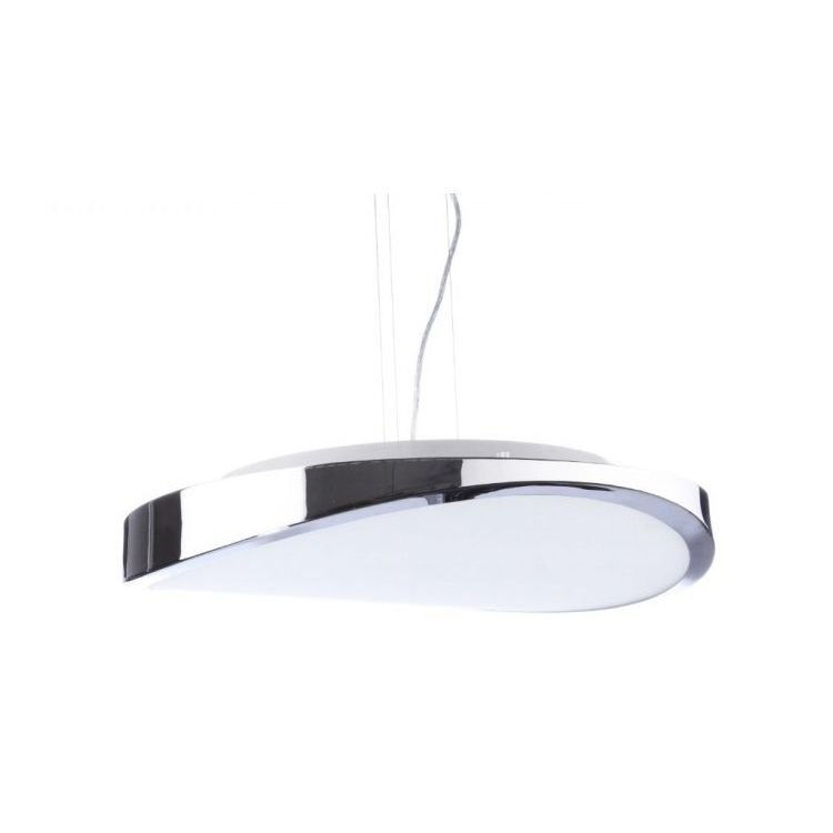 Na obrazie widoczna jest nowoczesna lampa wisząca o owalnym kształcie z chromowanym wykończeniem. Lampa jest zawieszona na cienkich przewodach.