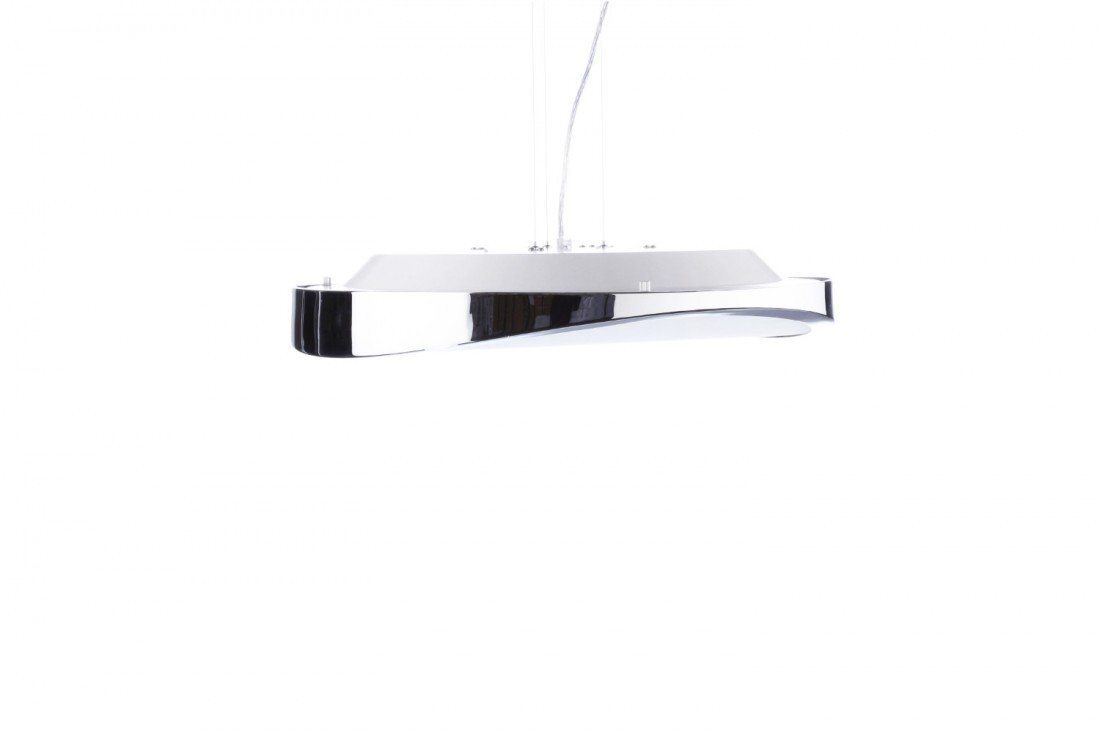 Na obrazie widoczna jest nowoczesna lampa wisząca o metalicznym wykończeniu, zawieszona na cienkich przewodach. Lampa ma opływowy, futurystyczny kształt.