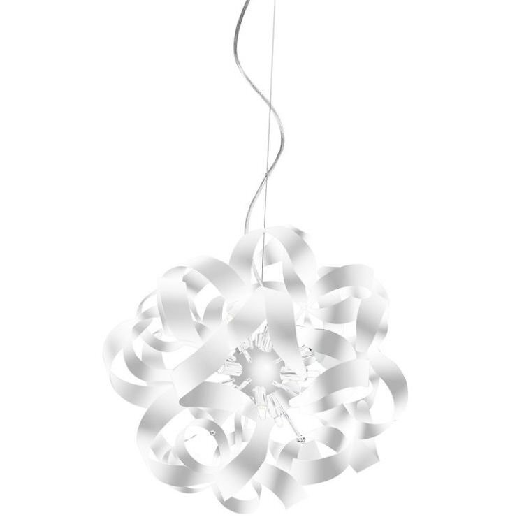 Biała lampa wisząca o nowoczesnym designie, składająca się z licznych zakrzywionych elementów tworzących kulisty kształt. Lampa zawieszona jest na cienkim przewodzie.