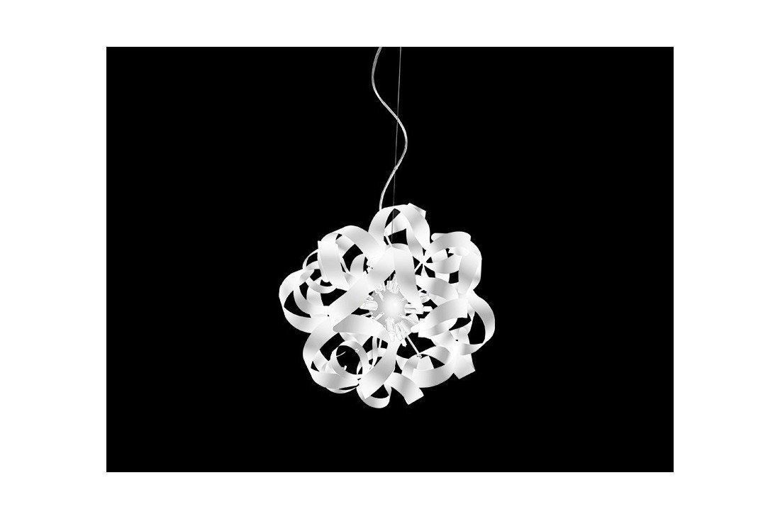 Biała lampa wisząca o skomplikowanej, spiralnej konstrukcji na czarnym tle. Lampa jest zawieszona na cienkim przewodzie.