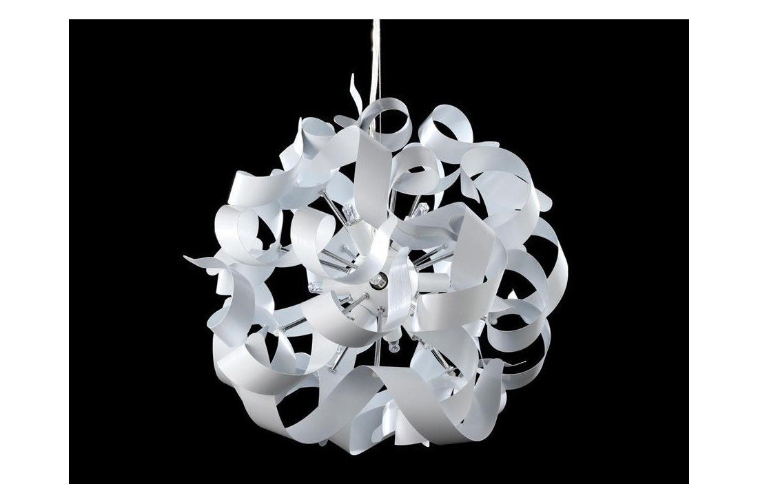 Lampa wisząca o kulistym kształcie, złożona z białych, zakrzywionych elementów tworzących ażurową strukturę. Tło jest czarne, co podkreśla kontrast i detale lampy.