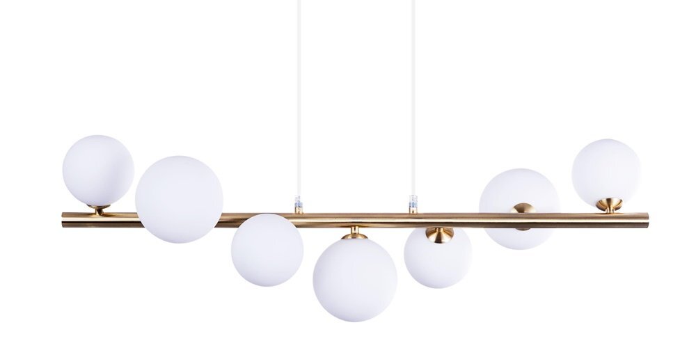 Lampa wisząca z siedmioma białymi, kulistymi kloszami umieszczonymi na złotej, poziomej belce. Klosze są równomiernie rozmieszczone, a całość zawieszona na dwóch cienkich przewodach.