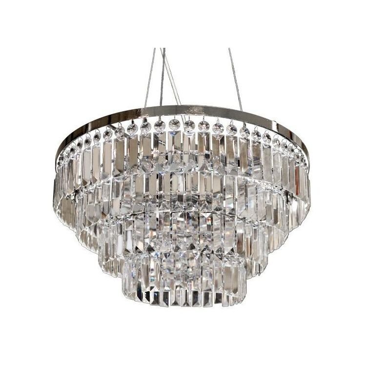 Lampa wisząca złożona z kilku poziomów kryształowych elementów, zawieszona na cienkich linkach. Konstrukcja ma metalowy, błyszczący pierścień na górze.