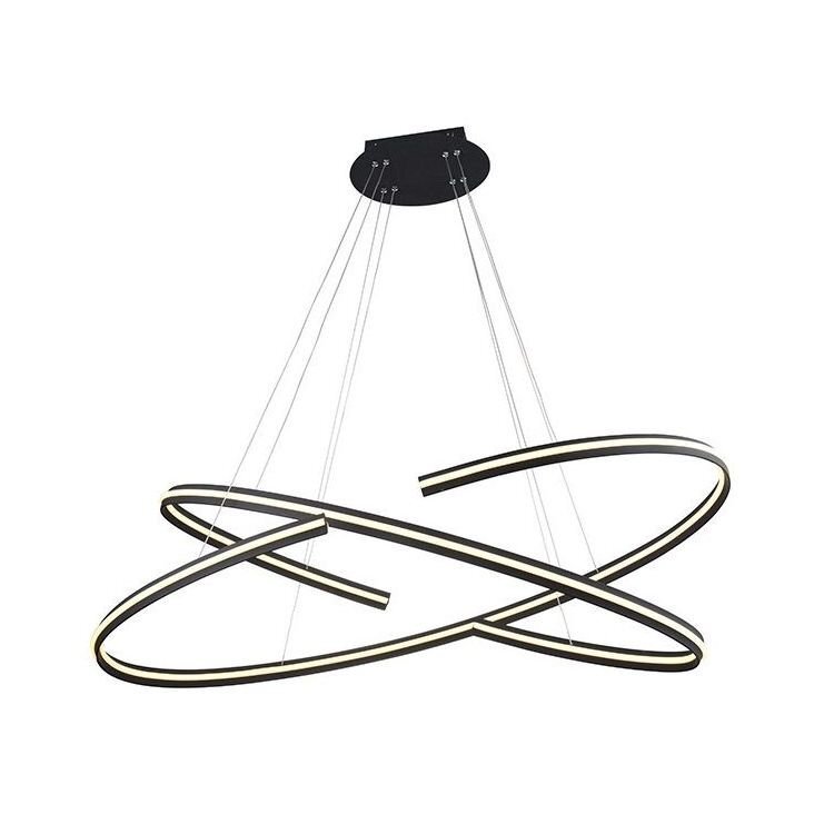 Nowoczesna lampa wisząca o futurystycznym designie, składająca się z kilku zakrzywionych, czarnych elementów z wbudowanym oświetleniem LED. Lampa jest zawieszona na cienkich, metalowych linkach przymocowanych do okrągłej podstawy sufitowej.